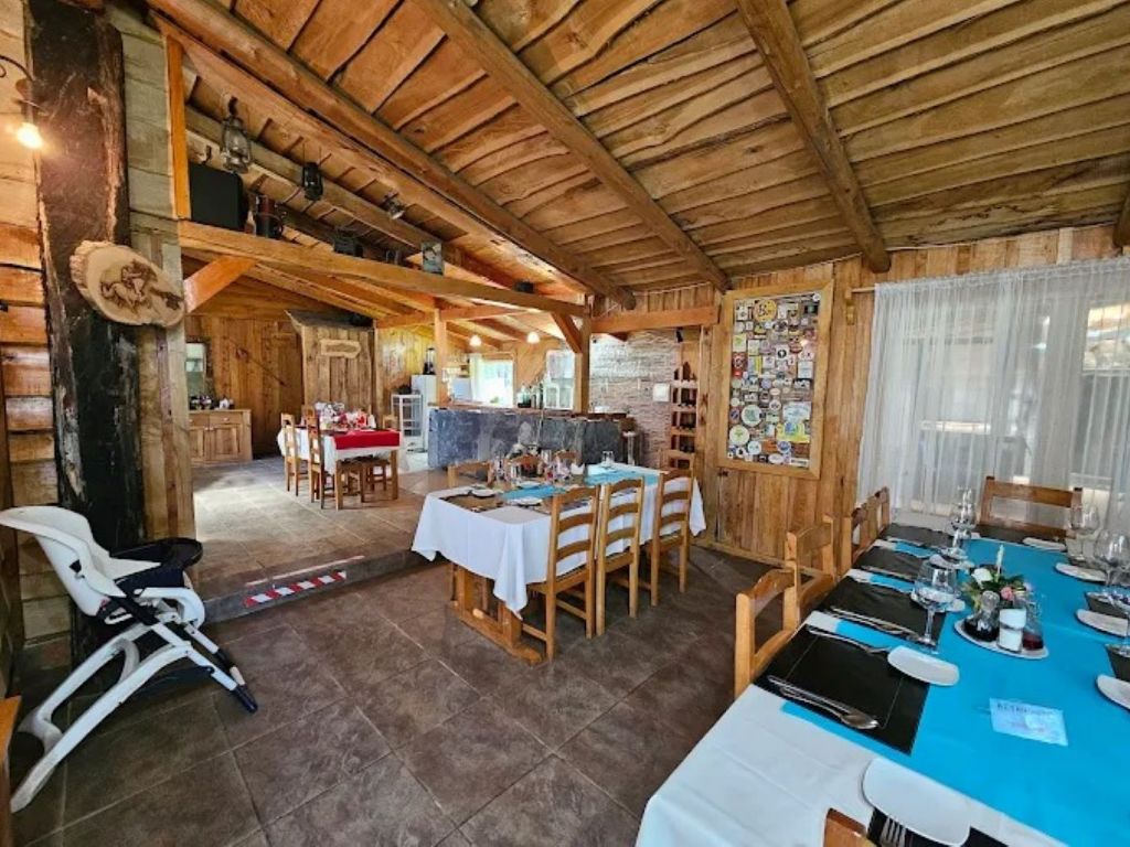 La imagen tiene un atributo ALT vacío; su nombre de archivo es restaurante.jpg